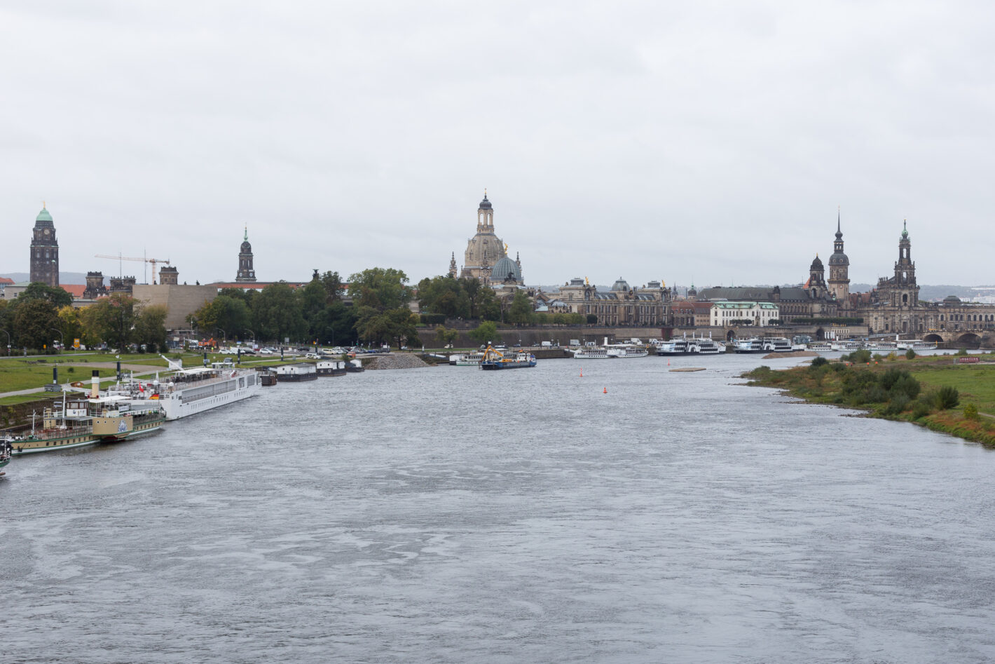 Blick von der Albertbrücke auf die Dresdner Brühlsche Terrasse und die Elbe, ohne die Carolabrücke.